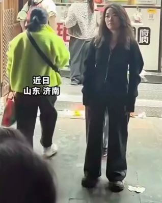 李女士在「絕情臭豆腐」店門前為被無理解僱的父親討公道。