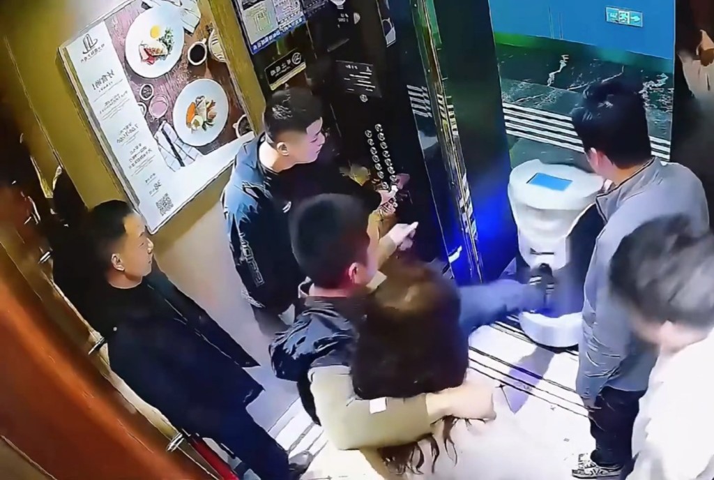 闭路电视拍下男子踢倒机械人的画面。 闭路电视拍下男子踢倒机械人的画面。