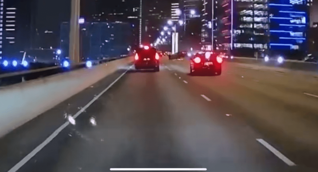 的士翻側車頂與地面擦出火花。