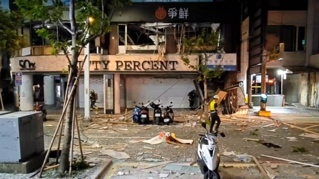 新北市板橋商圈凌晨有2間餐廳發生氣體爆炸造成5人輕傷。中時