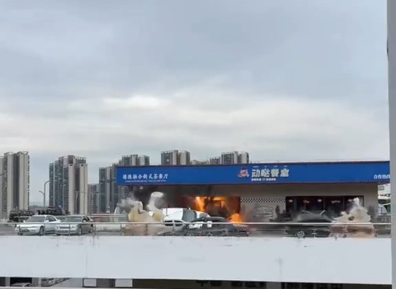 餐廳外車輛被衝擊波掀翻。