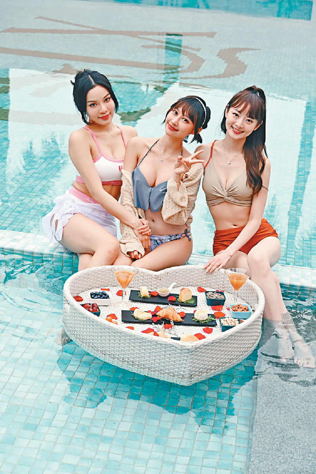 各有千秋
■32E Michelle（左起）、34C Bonnie、32A王卓淇谷到盡出鏡，變身性感鐵三角。