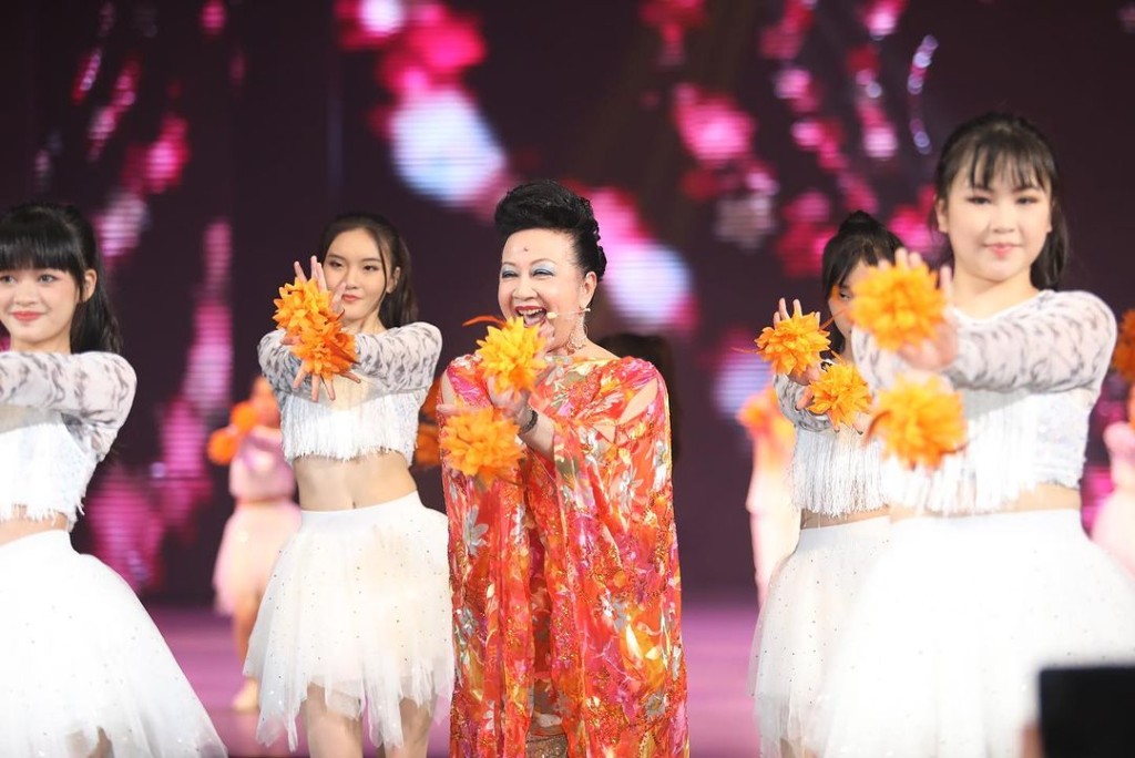 薛家燕更誠意十足將歌詞改為廣東話，引起網民熱烈討論。
