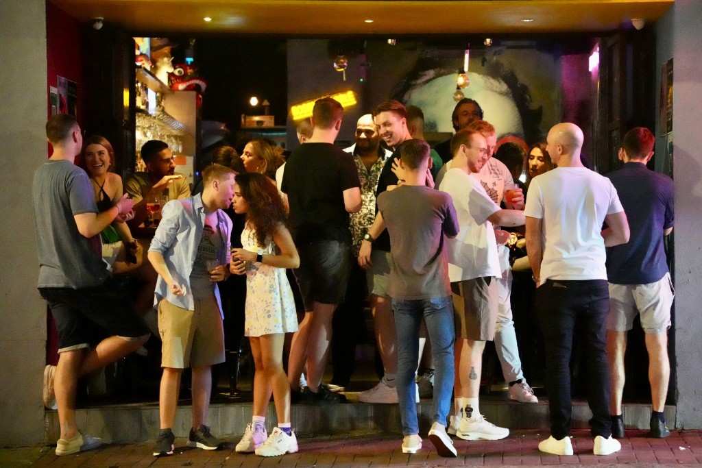 星期六晚上酒吧的顧客未見明顯增多。