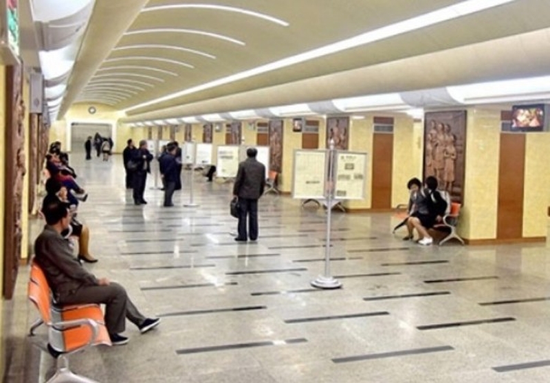 站內牆上的，不再是政治宣傳畫，而是自然風景藝術作品。（網圖）