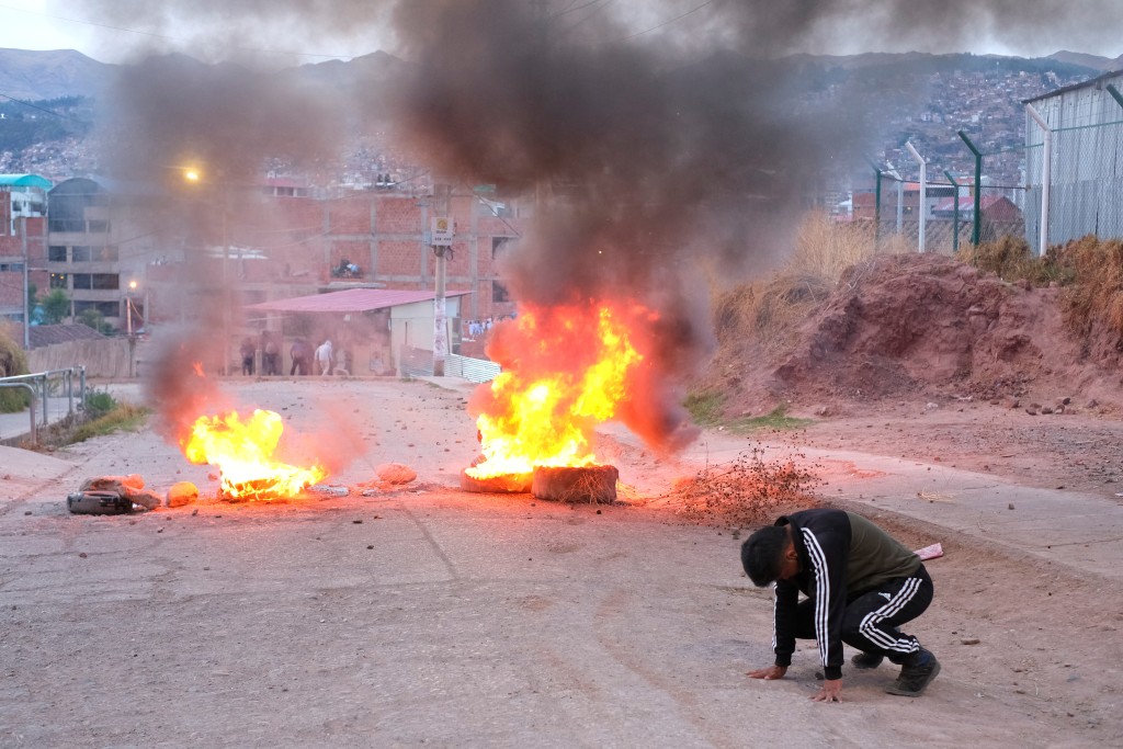 示威者焚烧杂物抗议。REUTERS