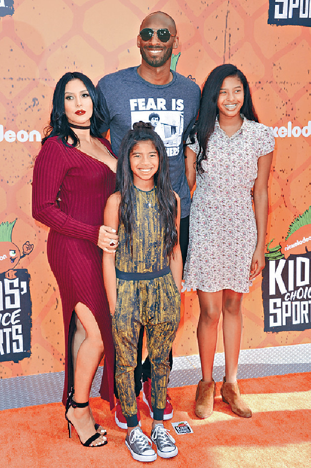 ■美国NBA球星高比拜仁（后中）、太太瓦妮莎（左）、大女儿纳塔利娅（右）和二女吉安娜（前中），四年前一同出席于洛杉矶的「孩子的选择」颁奖礼。 美联社