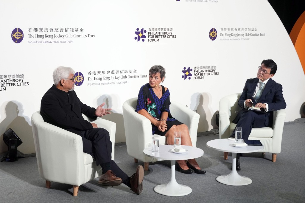 主题演讲「未来大都市的重塑以应对气候变化」由前环境局局长、 前商务及经济发展局局长邱腾华（右）主持，并与前联合国气候变化总干事 Christiana  Figueres（中）和得奖作家 Amitav Ghosh 博士（左）一同探讨在面对气候风险情况下， 如何打造具韧性和可持续的大都市。