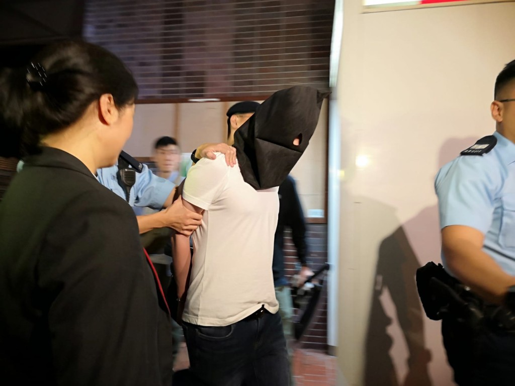 警方拘捕白衣男子。網民提供