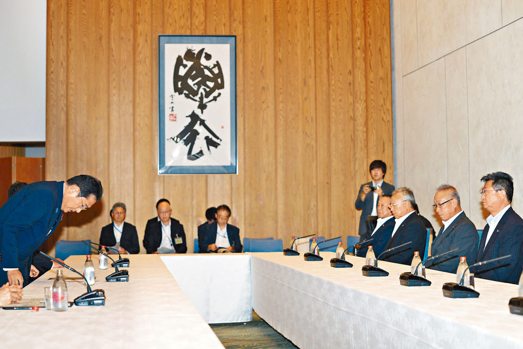 日揆岸田文雄(左)昨在官邸与全渔联会长坂本雅信(右一)等代表会面，谋求他们理解、支持核废水排海。美联社