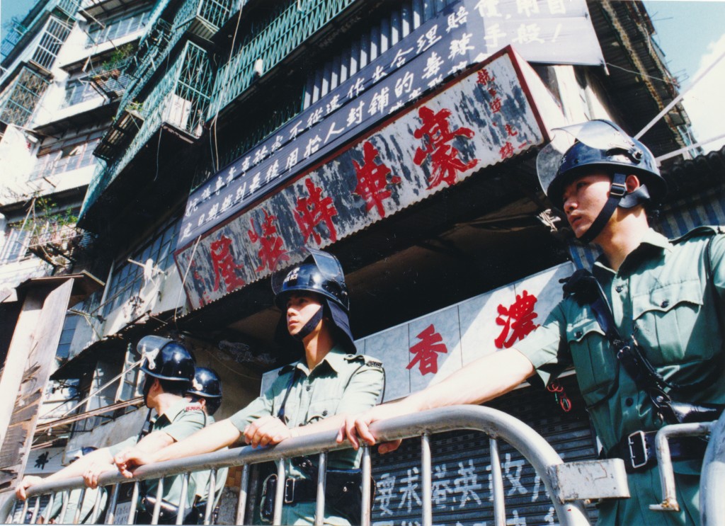 清拆當日，警方首次採取強拆行動，派遣過百名藍帽子封鎖九龍寨城。資料圖片