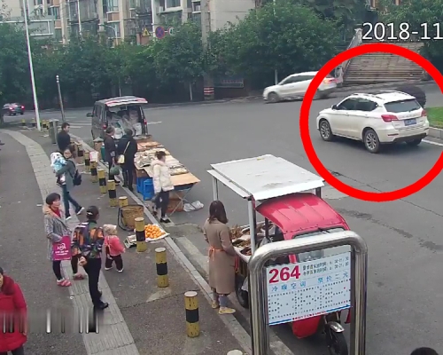 以為是肇事逃逸,實為無人駕駛607米。司機停泊車輛後,沒有拉剎車手掣致車輛向下滑行,遭成車禍。(網圖)