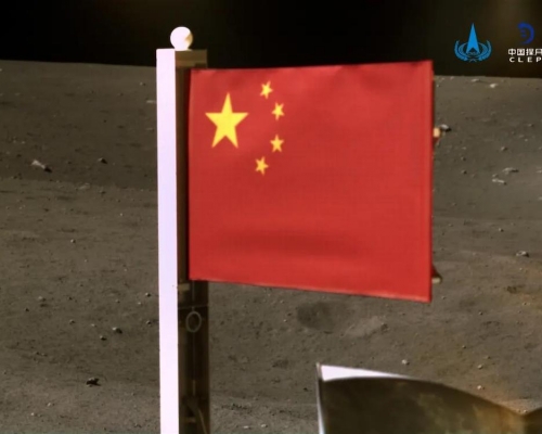 「織物版」國旗。新京報圖片