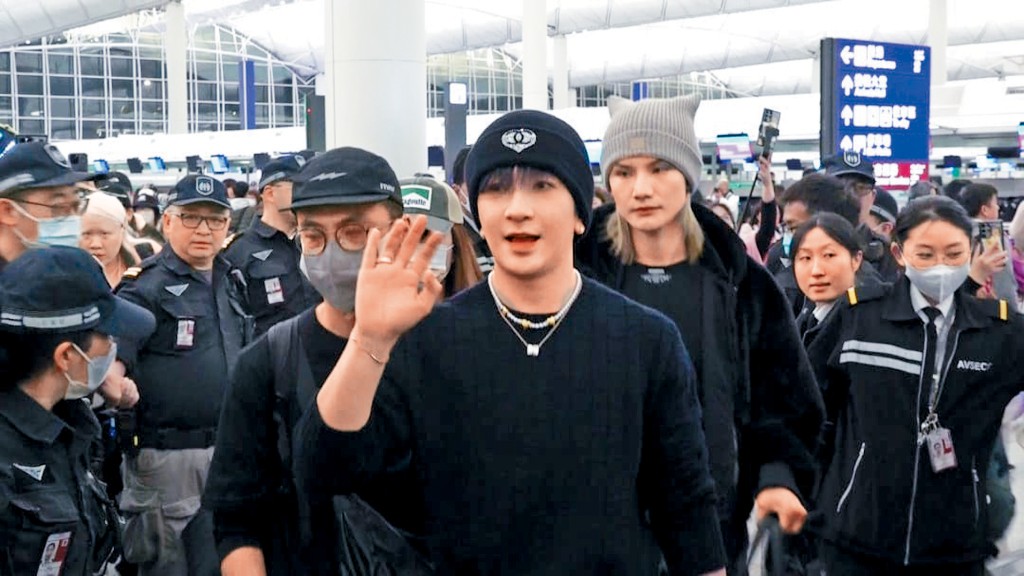 在機場Anson Lo不斷向粉絲揮手道別。