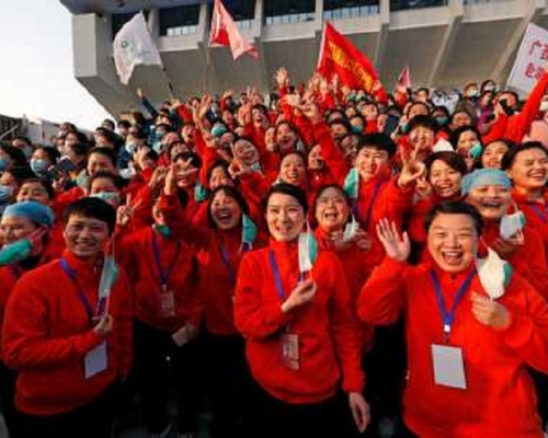 武漢醫護人員合照留念。新華社