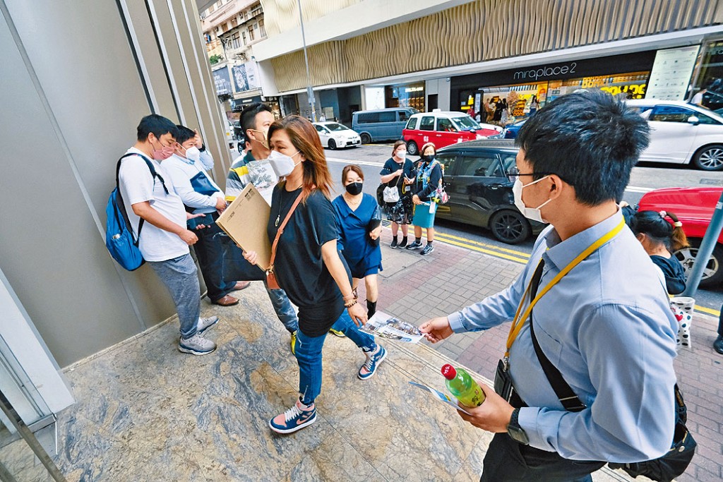 疫情致一二手交投冰封，代理人數亦按月減少149人。