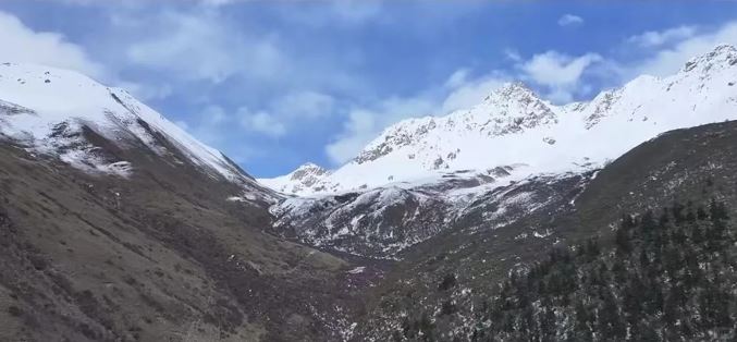 洛日依甲山海拔5000米左右，网上有不少「登山攻略」介绍。小红书