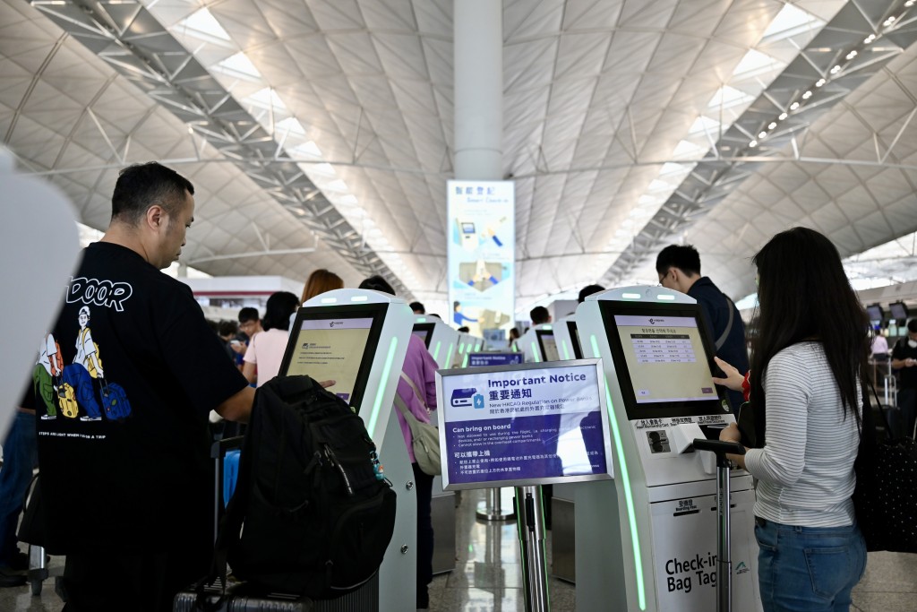 民航機乘客即日起,每人最多攜帶兩個俗稱「尿袋」的外置充電器。 民航機乘客即日起,每人最多攜帶兩個俗稱「尿袋」的外置充電器。