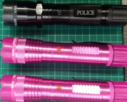 七旬外籍翁機場攜三電槍出境被捕。警方圖片