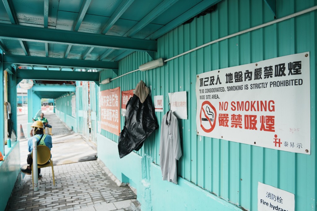 地盤全面禁煙新規生效首六日,處方已巡查約530個地盤,共發出21張定額罰款通知書。資料圖片 地盤全面禁煙新規生效首六日,處方已巡查約530個地盤,共發出21張定額罰款通知書。資料圖片