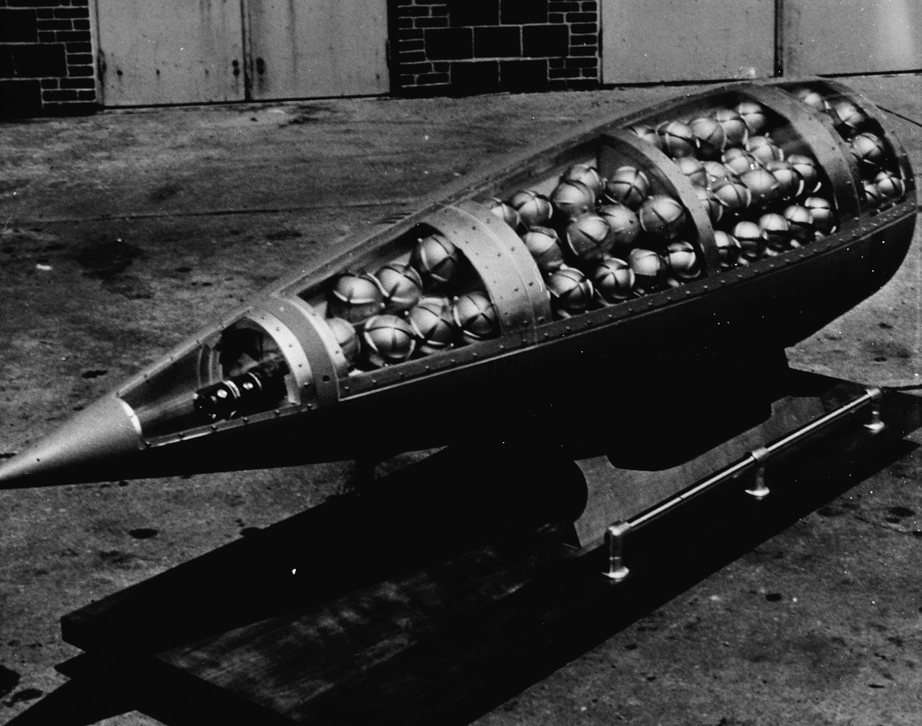 约1960年，美国「诚实约翰」导弹弹头剖面图，显示装有沙林毒剂M134「迷你炮」（M134 Minigun）炸弹。 Wiki