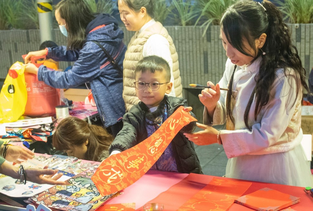 「型宵市场」 摊档为市民即席挥亮写挥春。何永贤facebook图片