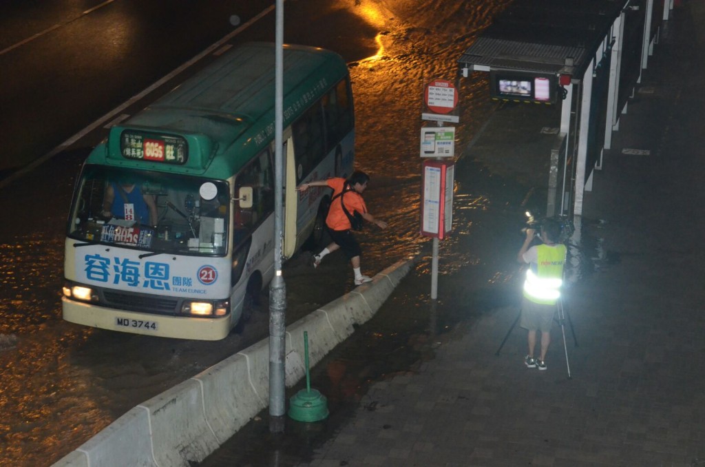 小巴乘客需涉水而行。