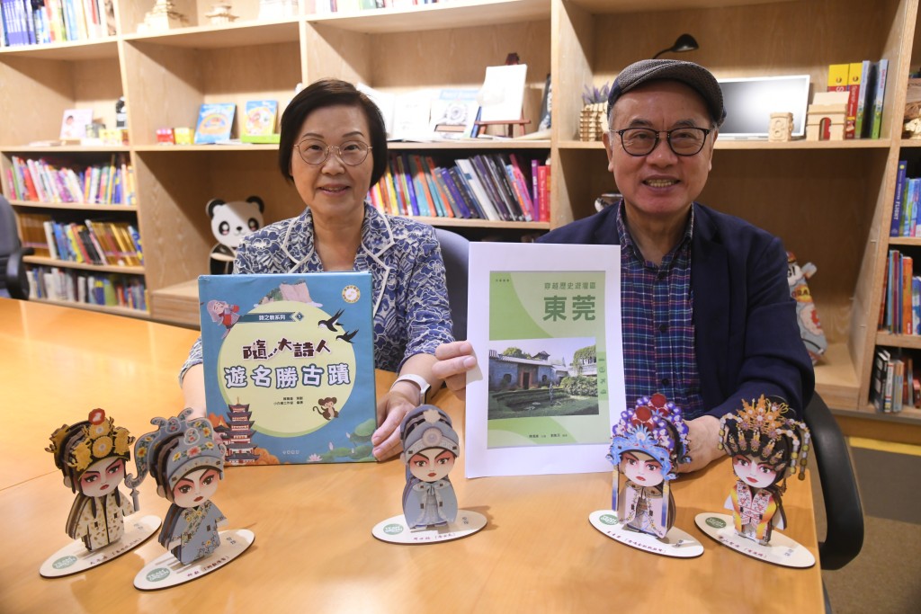 资深出版人陈万雄（右）和资深退休中文老师罗秀珍（左），在今个书展为青少年推出新书，学好历史文化及中文。