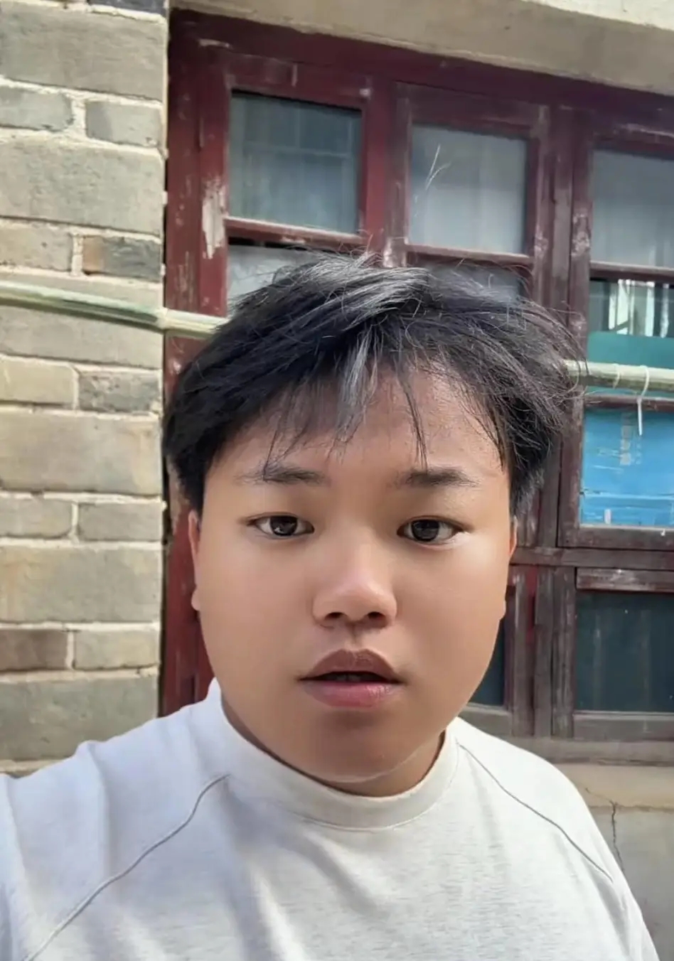 钟彬。