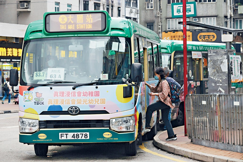 港人等小巴習慣捱轟？怕曬匿瓦遮頭拒排隊 網民斥：有車就衝出嚟（資料圖片）