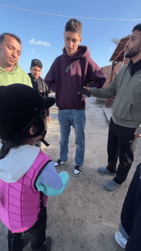 9歲華籍女童埃及「舌戰」馬術教練，流利英語為友抱不平。 