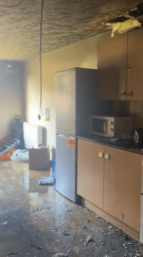 整個廚房區域都遭受波及，燒成一片焦黑。  （截圖自Twitter）