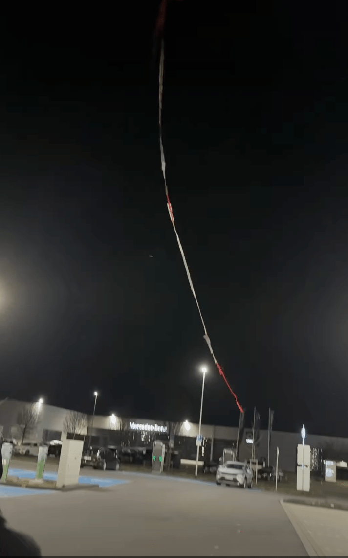 只見氣球不住地上升，整條現金「長繩」從禮盒鬆開，連同氣球直衝夜空。