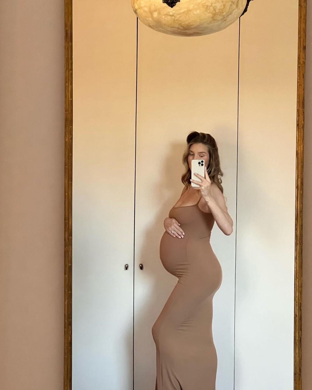 Rosie上月底在IG晒孕照。