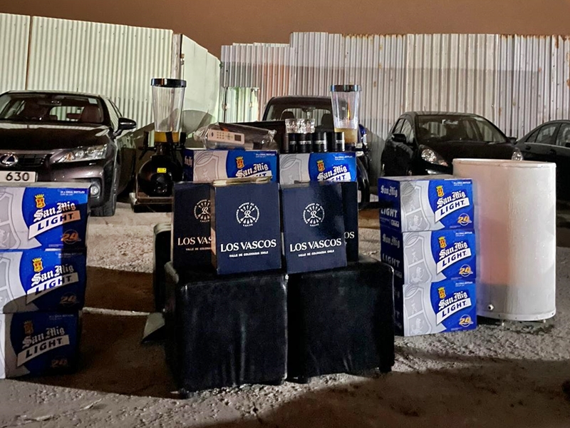 警方檢獲約1,000支酒類飲品。警方圖片