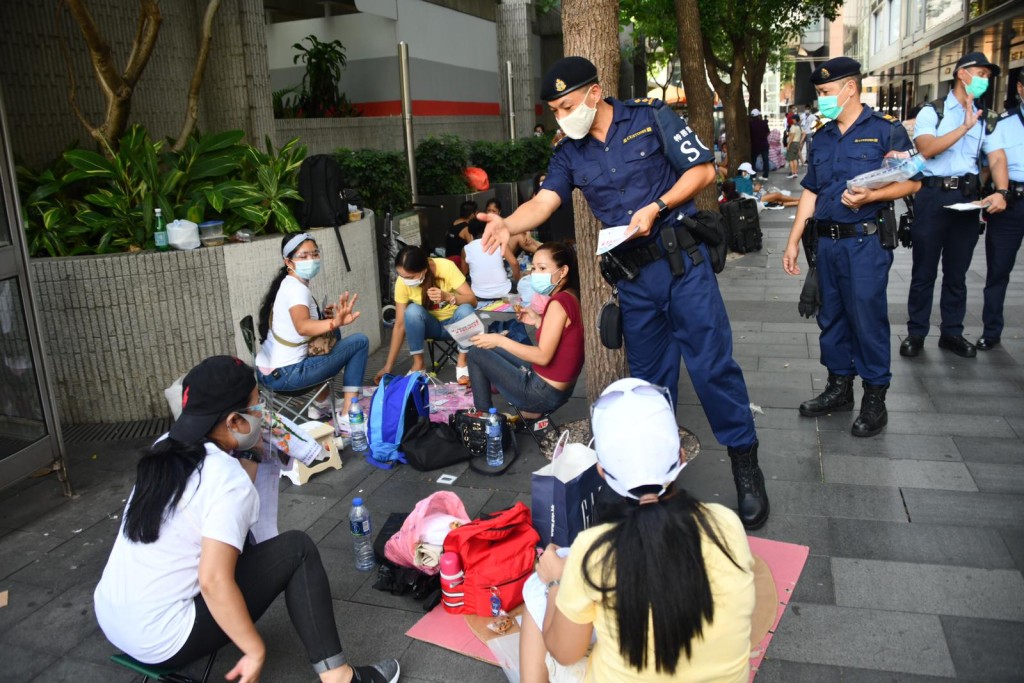 警方及海關的特務警察提醒外傭遵守限聚令