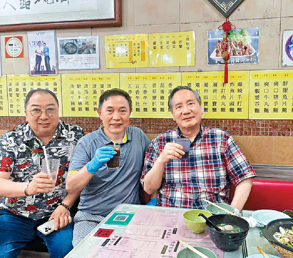 ■跟光師傅和鄧名高在「傳麵世家」合照
