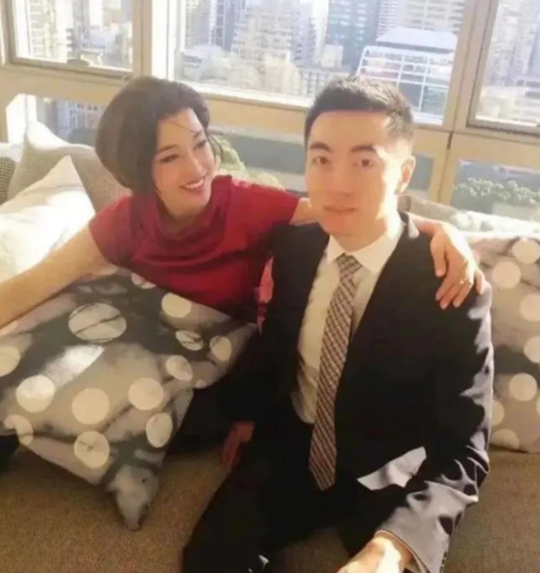 劉曉慶被爆2015年婚內出軌資深攝影師，二人暗交多年。