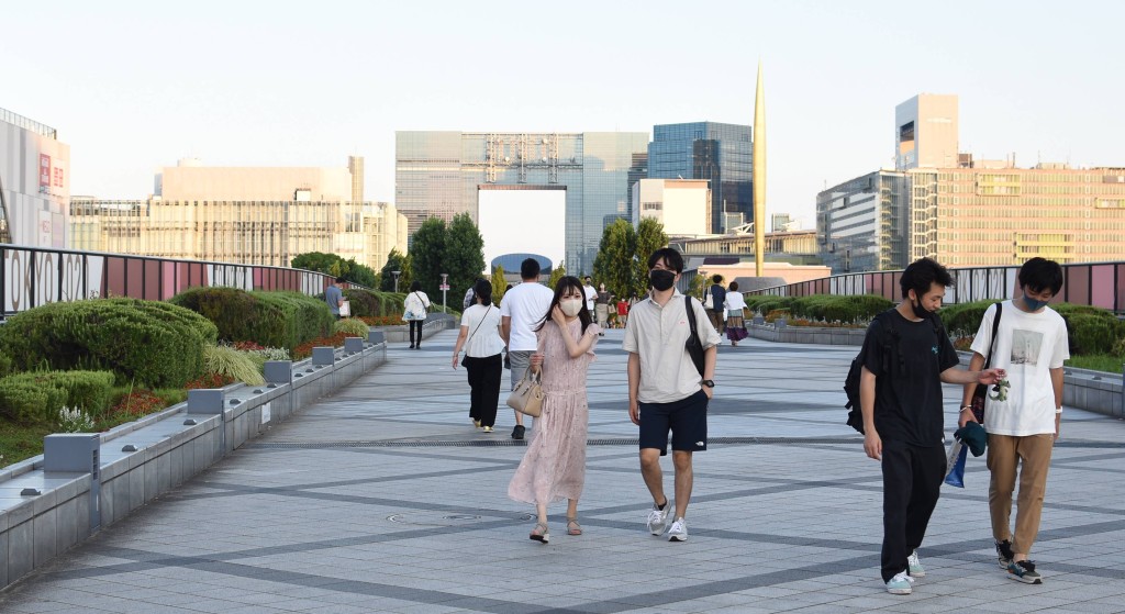 日本市民在市面感受奧運氣氛。 特約記者梁彥偉東京直擊