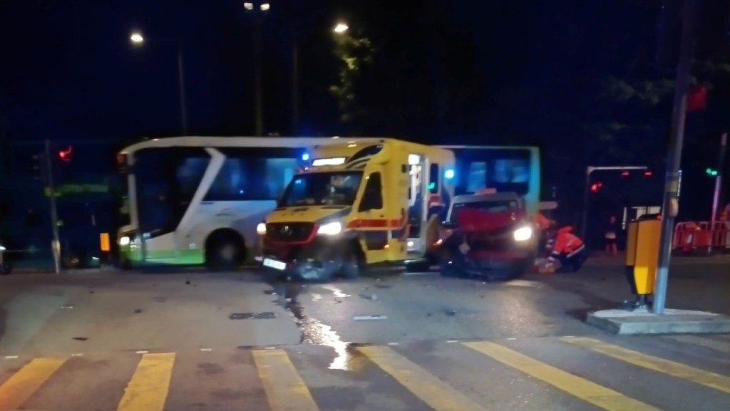 兩車泵把甩脫。FB:馬路的事 (即時交通資訊台) 兩車泵把甩脫。FB:馬路的事 (即時交通資訊台)