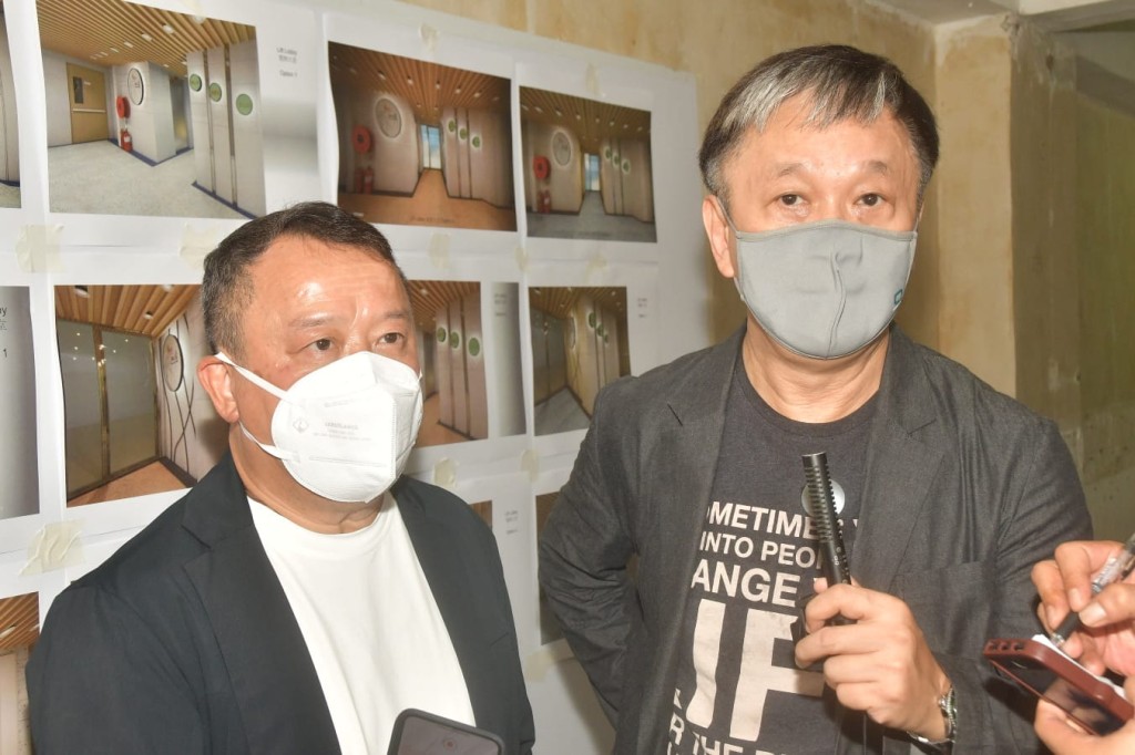 導演陳德森（右）表示15年前已有計劃建院辦老人院。
