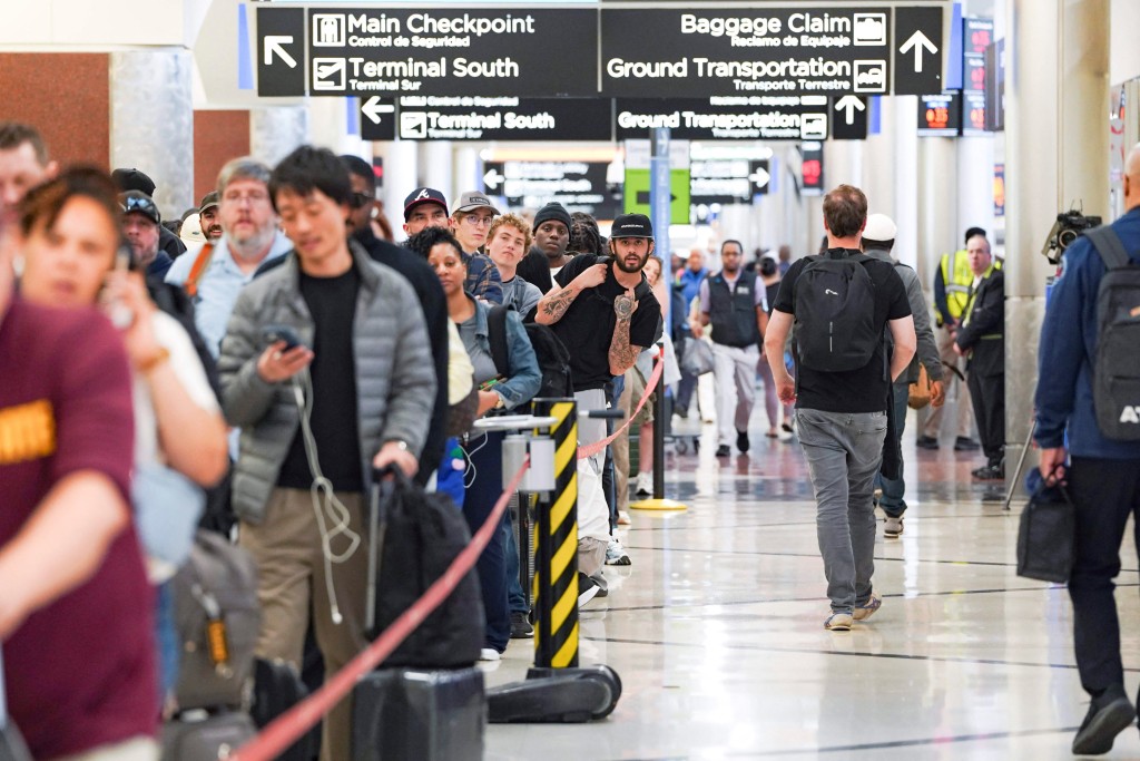 主要機場安檢人手嚴重不足，影響旅客出行。路透社