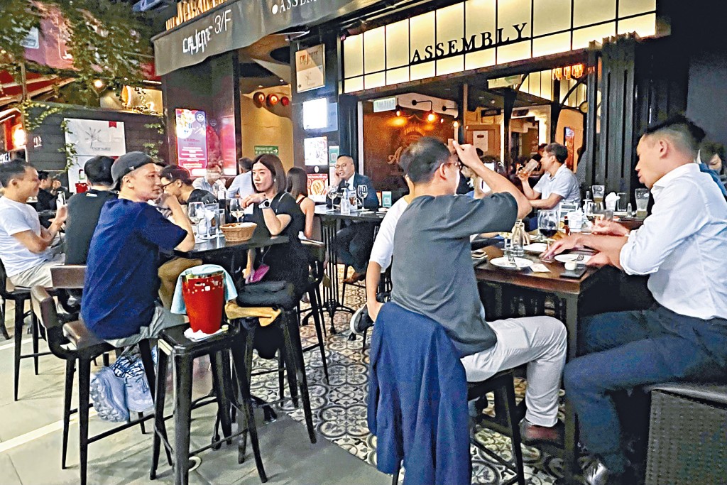 「疫苗通」昨實施第三階段，尖沙嘴酒吧餐廳晚市尚算熱鬧。