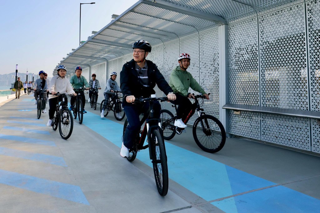 李家超和一眾青年沿途試跑和試踩單車。李家超fb圖片