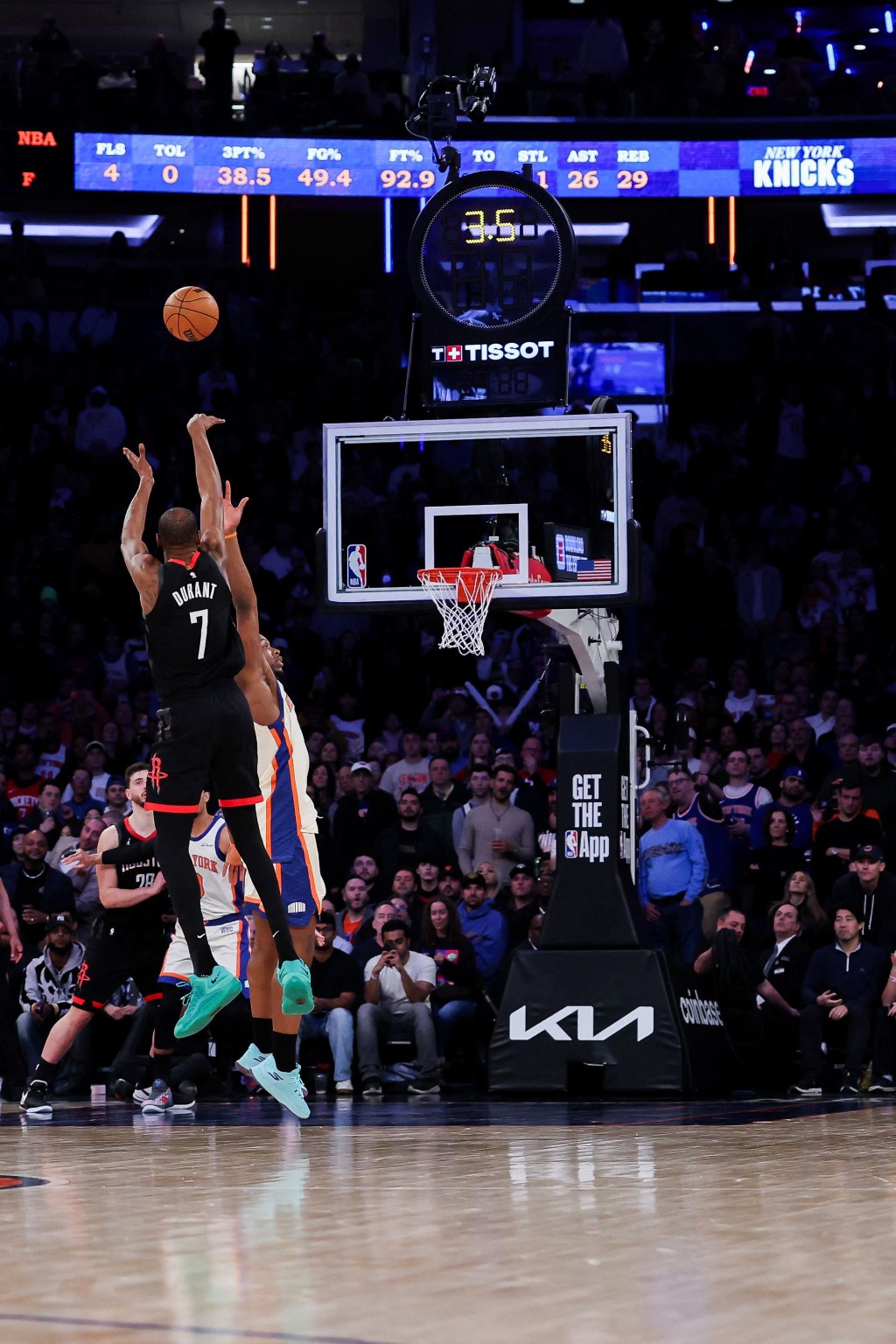 杜蘭特最後時刻命中三分艱難維持懸念。AFP 杜蘭特最後時刻命中三分艱難維持懸念。AFP