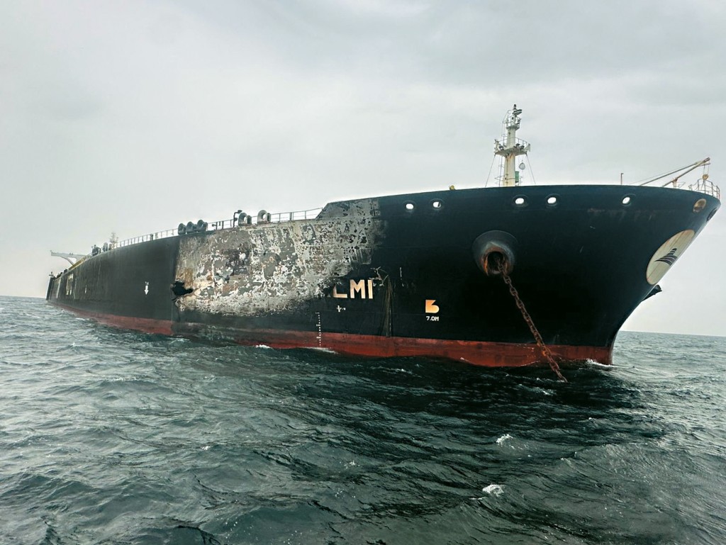 停泊於杜拜港口的科威特「薩爾米號」油輪，昨日遭伊朗無人機攻擊，船體受損。 