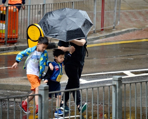 天文台一度發出黃色暴雨警告信號。 