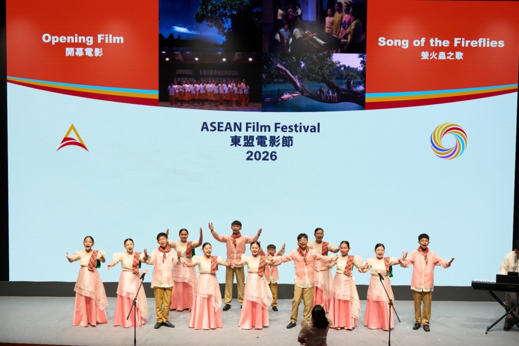 為慶祝電影與音樂的交融,羅博兒童合唱團(Loboc Children's Choir)於開幕電影《螢火蟲之歌》放映前獻唱。該電影講述了合唱團的勵志故事。 為慶祝電影與音樂的交融,羅博兒童合唱團(Loboc Children's Choir)於開幕電影《螢火蟲之歌》放映前獻唱。該電影講述了合唱團的勵志故事。
