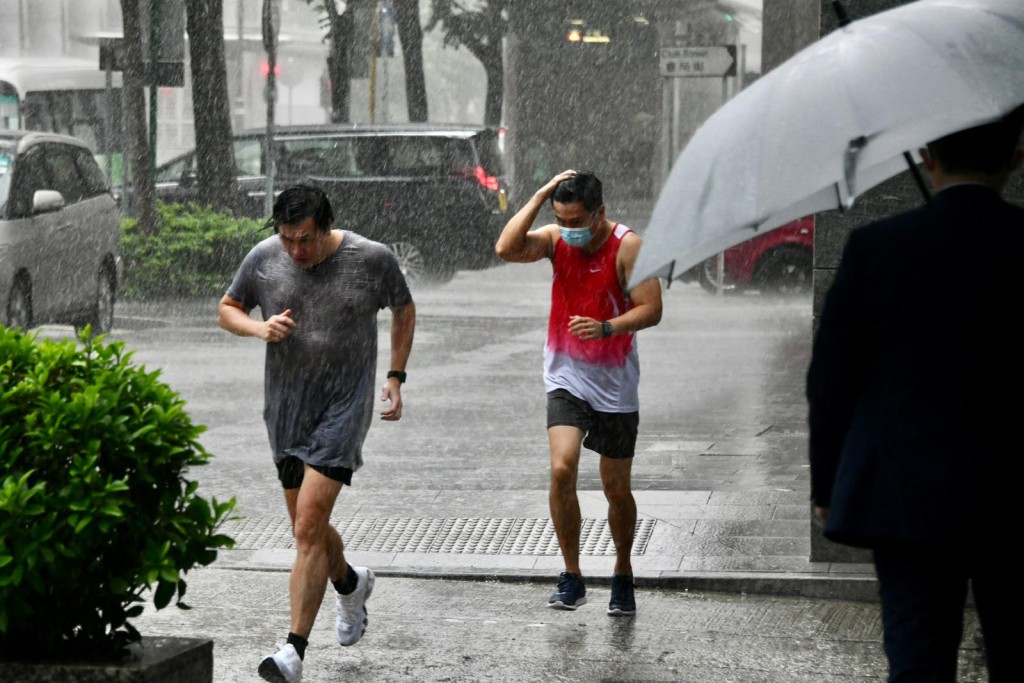 天文台發出黃色暴雨警告,短期內香港廣泛地區受大雨影響。
