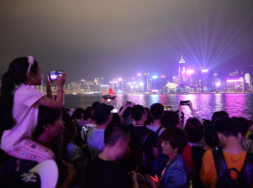 尖沙嘴各條街道亦人頭湧湧。